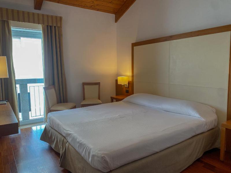 Standard Double or Twin Room with Extra Bed, Balcony and City View image 3