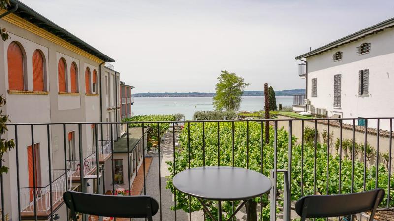 Superior Double or Twin Room with Balcony and Lake View image 3