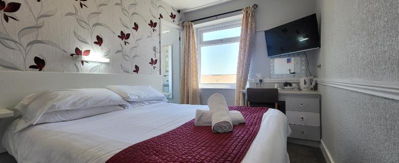 Double Room image 3