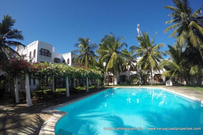 Suite apartment pool beach access nearby C224 - image 3