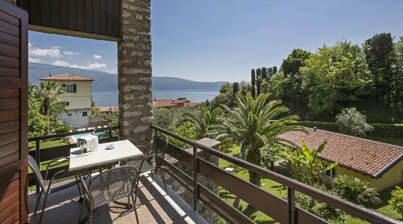 Superior Double Room with Lake View image 3