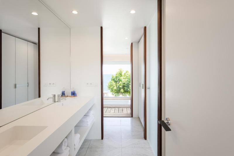 Deluxe Suite with Spa Bath image 4