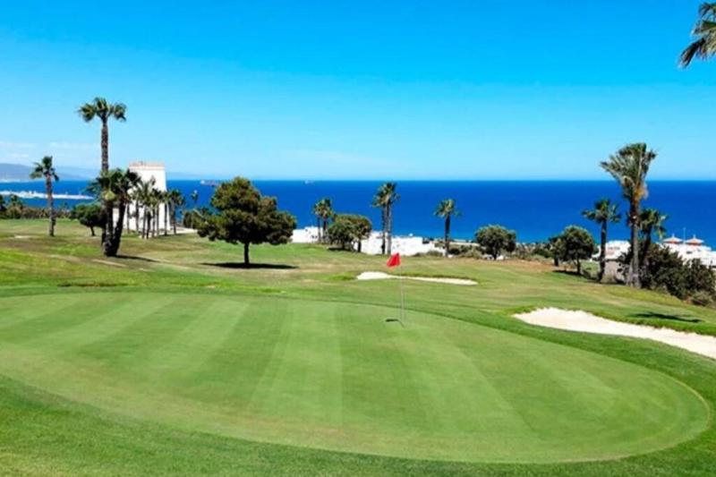 Para los amantes del Golf, playa y piscina. Espectacular apartamento. Estreno 2021. Images