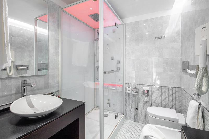 Junior Suite with Balcony image 4