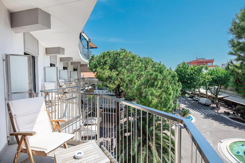 Junior Suite with Balcony image 3