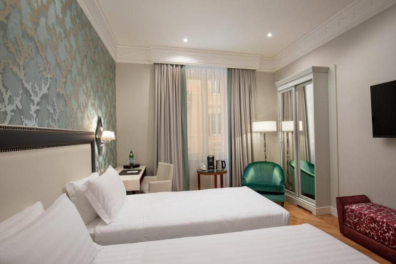 Superior Twin Room image 3