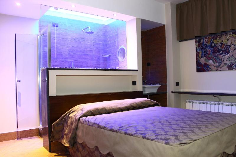 Large Double Room image 1