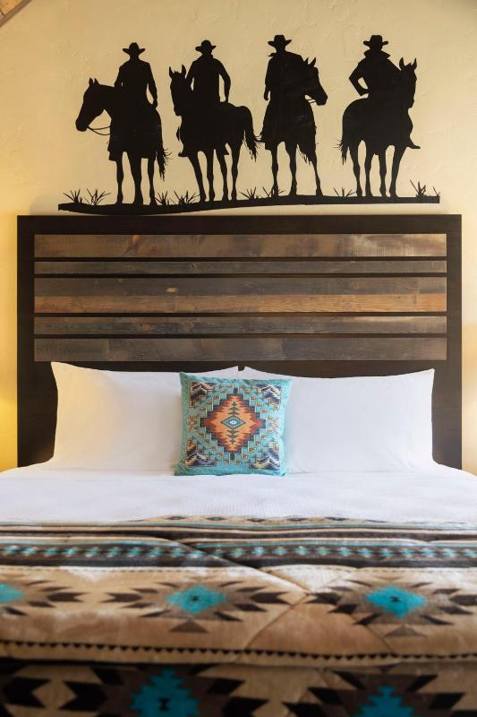 Deluxe King Room image 1