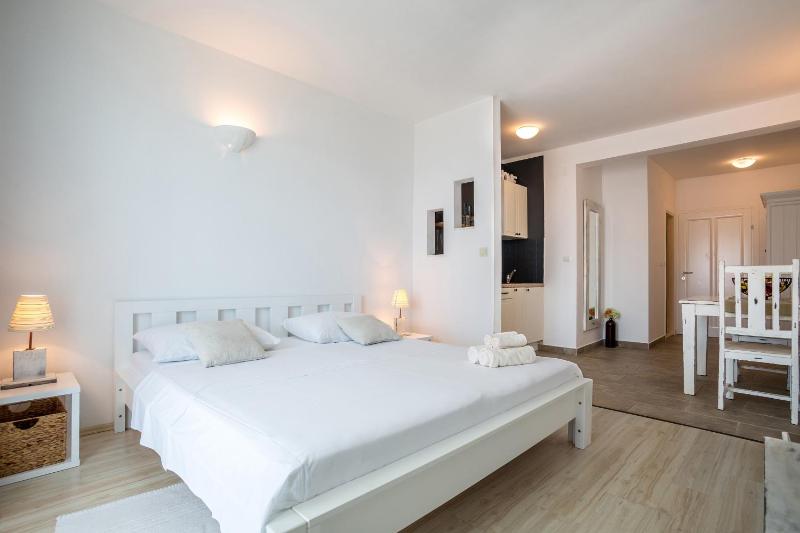 Zlatni Bol Apartments - image 35