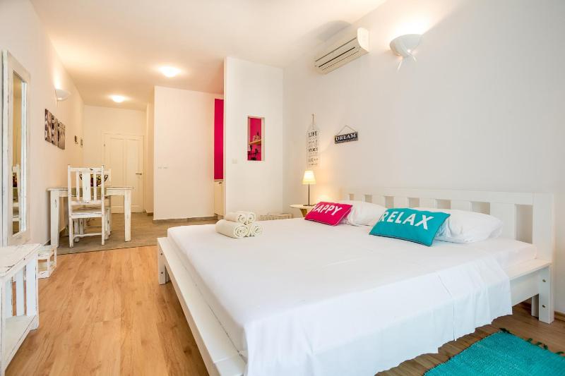Zlatni Bol Apartments - image 48