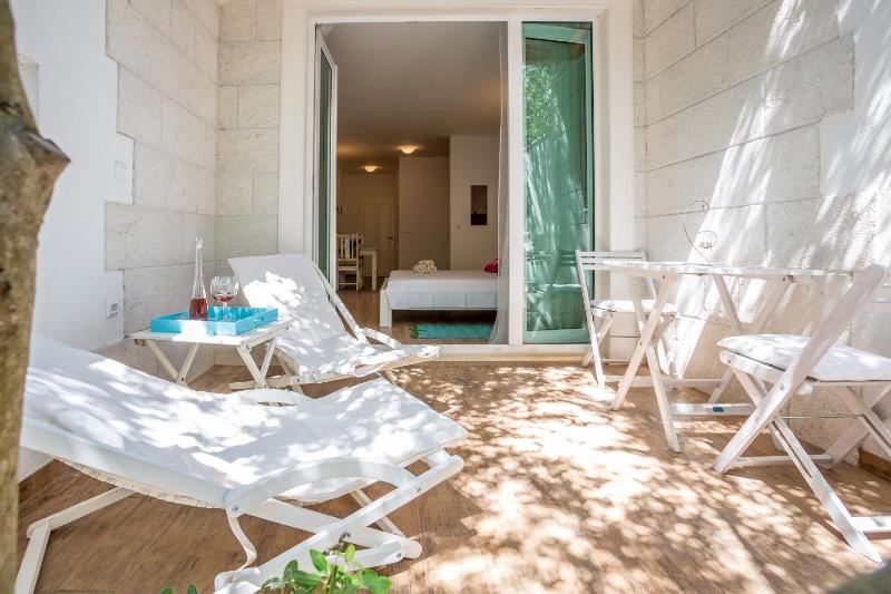 Zlatni Bol Apartments - image 18