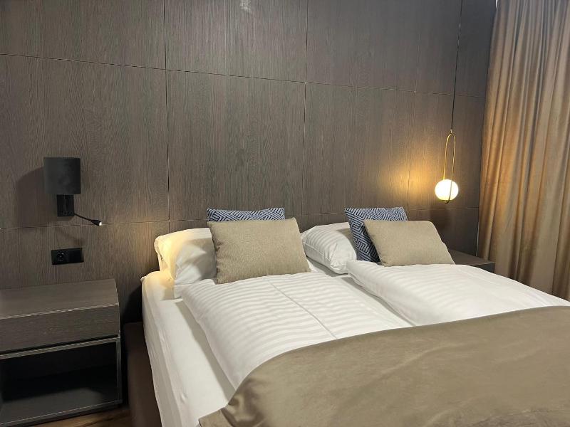 Deluxe Double Room image 4