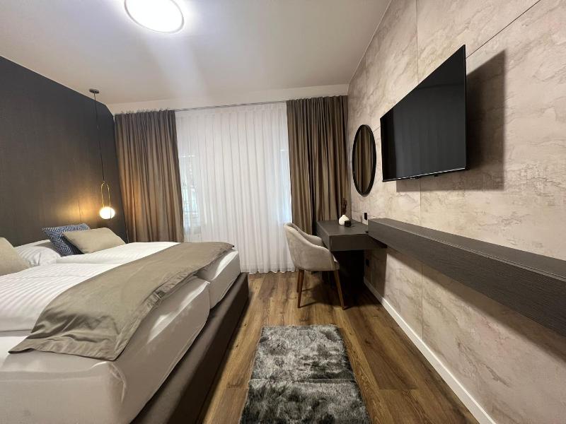 Deluxe Double Room image 3