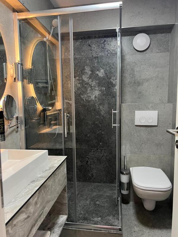 Deluxe Single Room with Balcony image 3