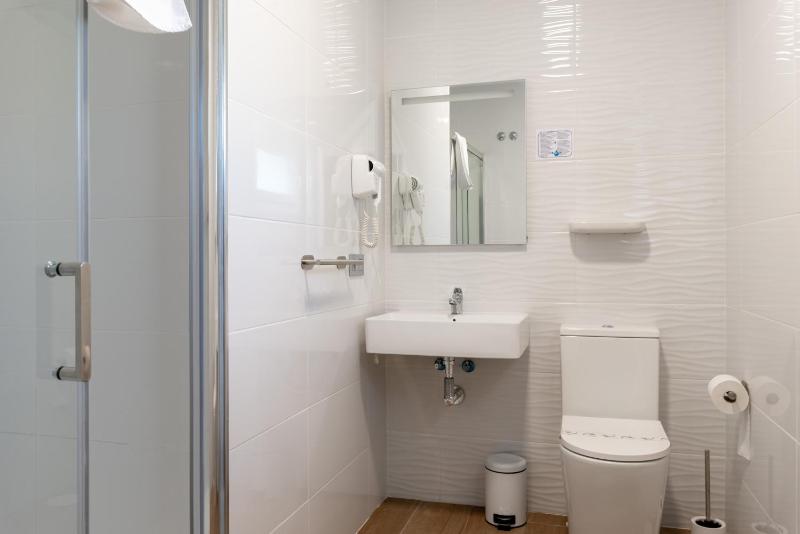 Double Room with Extra Bed image 4