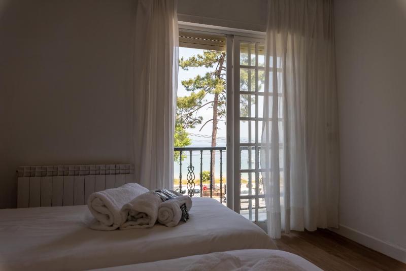 Family Room with Sea View image 3