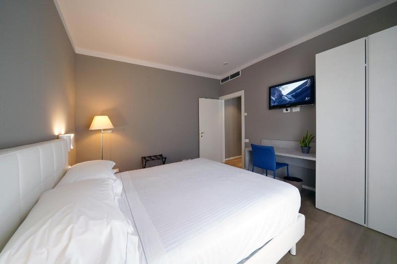 Classic Double Room image 3
