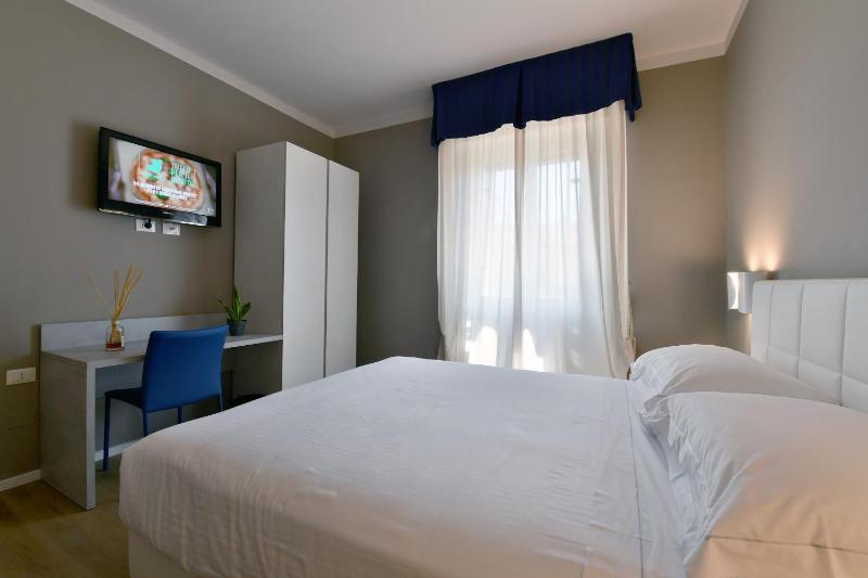 Classic Double Room image 4