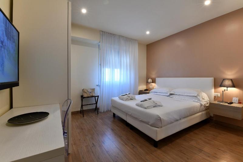 Junior Suite with Lateral Sea View image 4