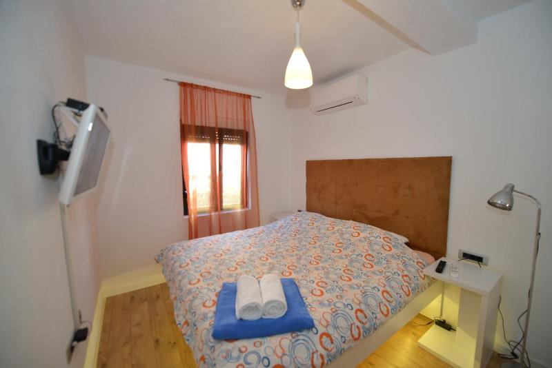 Comfort One Bedroom Apartment with Sea View image 2