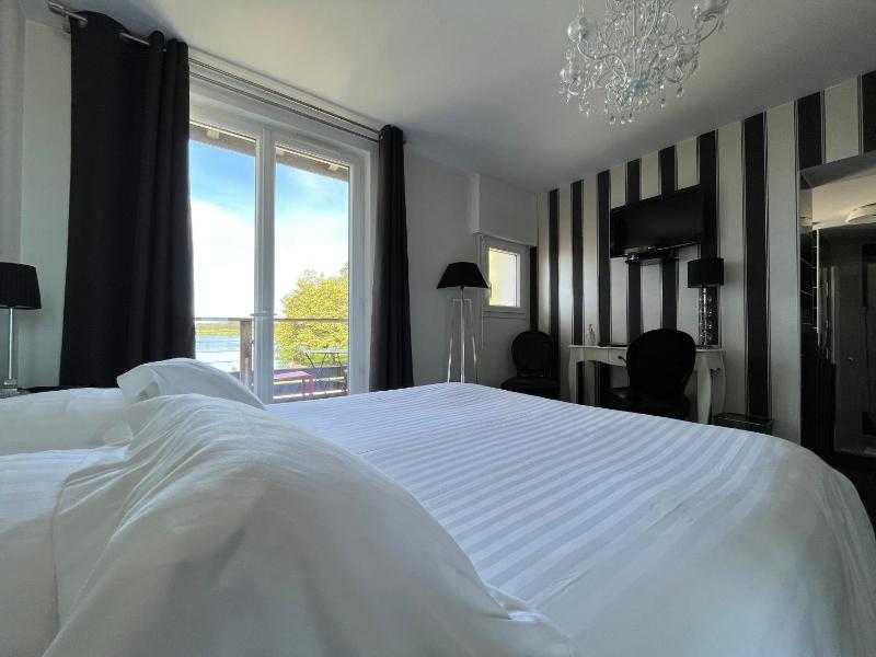 Superior Double Room with Lake View image 3