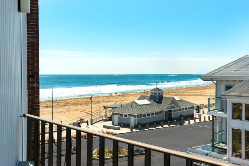 Deluxe King Room with Partial Ocean View image 2
