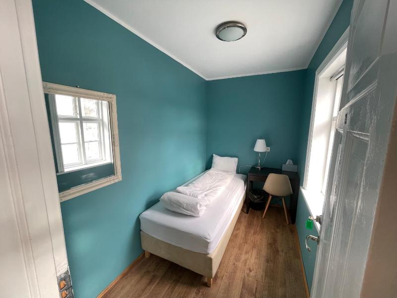 Single Room with Shared Bathroom image 1