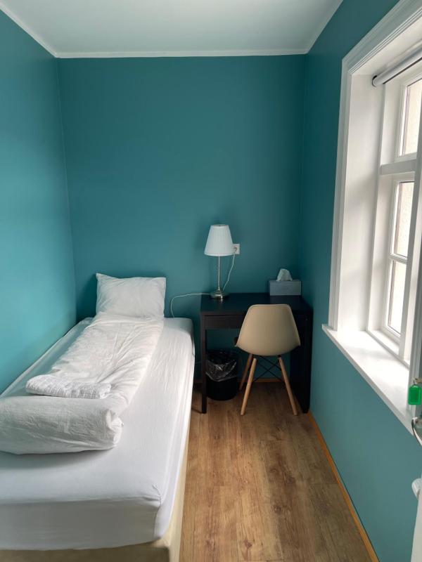Single Room with Shared Bathroom image 4