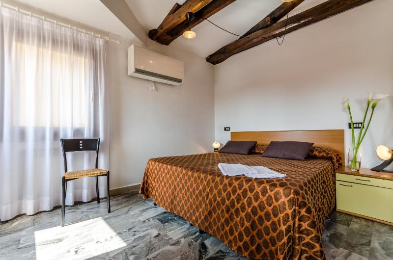 Studio with Shared Bathroom (2 Adults) image 4