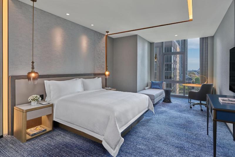 Superior King Room with City View image 1