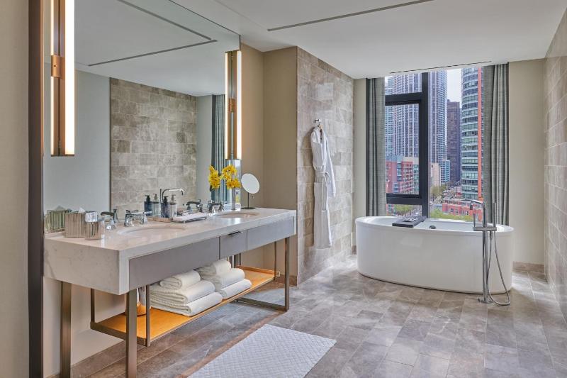 Deluxe King Room with River View image 3
