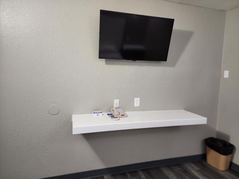 Standard Queen Room - Non-Smoking image 4