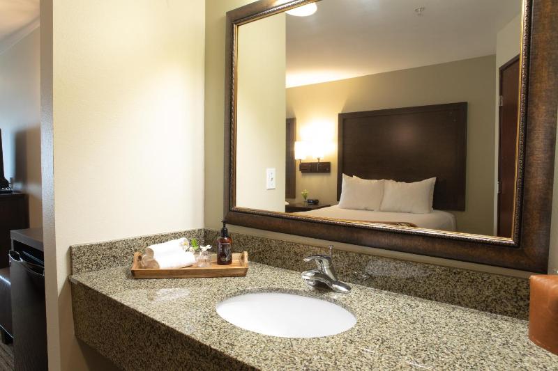 2 Queen Suite image 4
