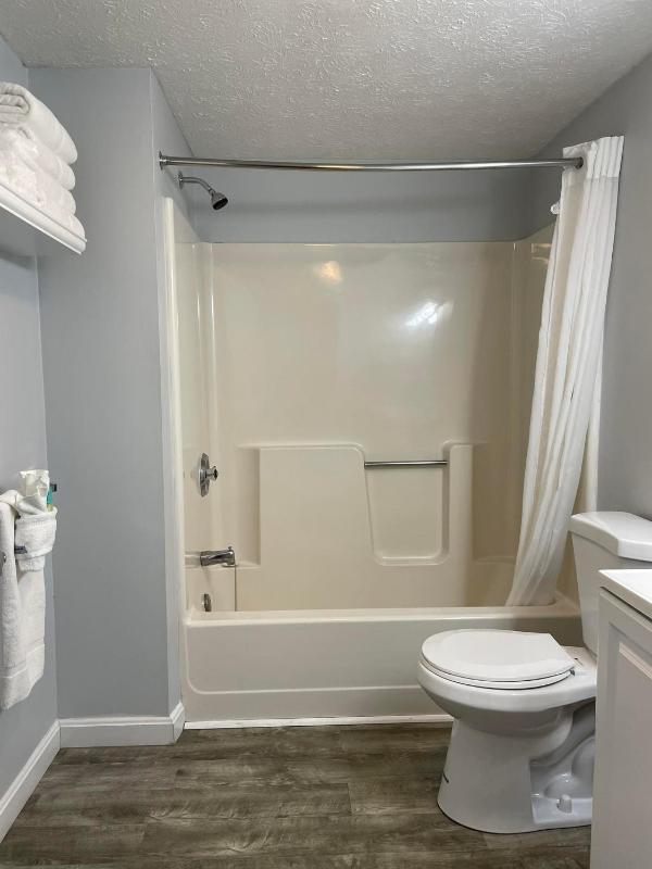 Deluxe Room with Balcony image 3
