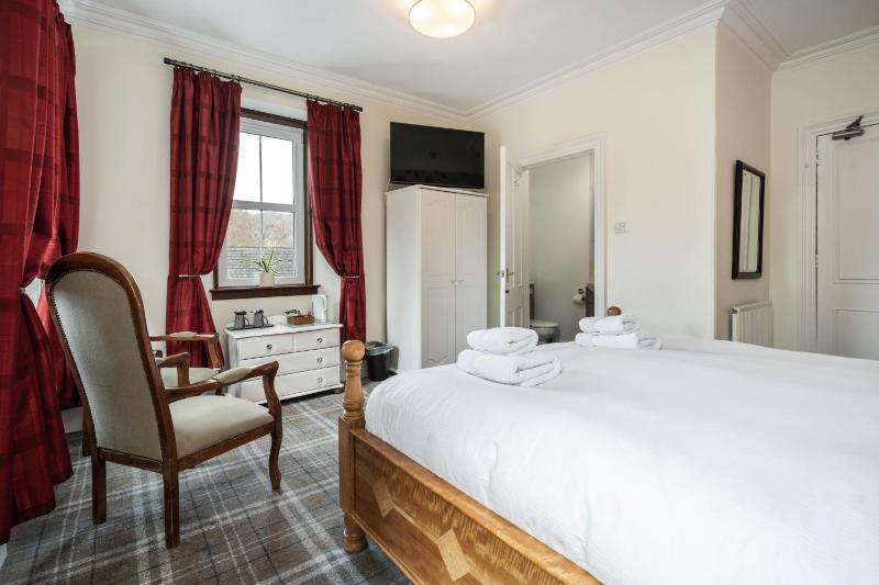 Superior King Room image 3
