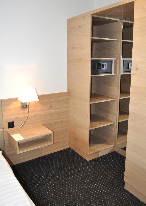 Deluxe Queen Room with Balcony and Lake View image 2