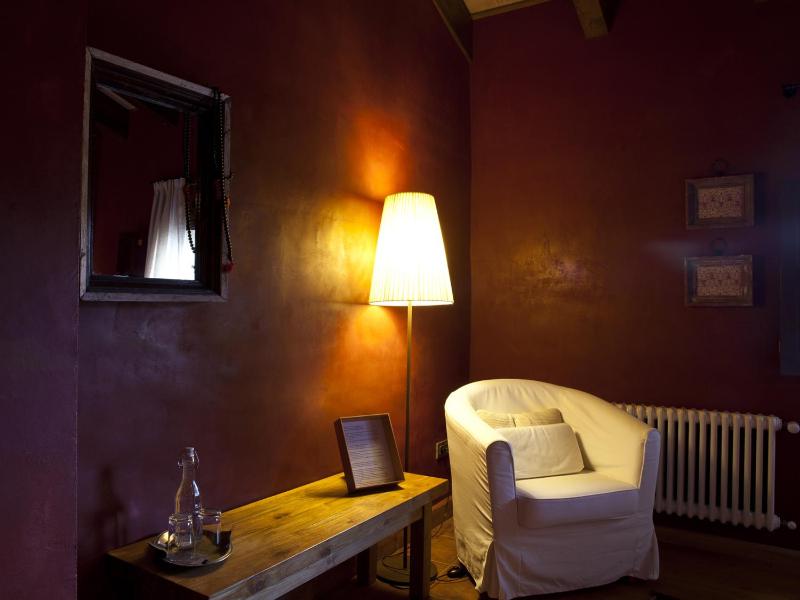 Basic Double Room image 3