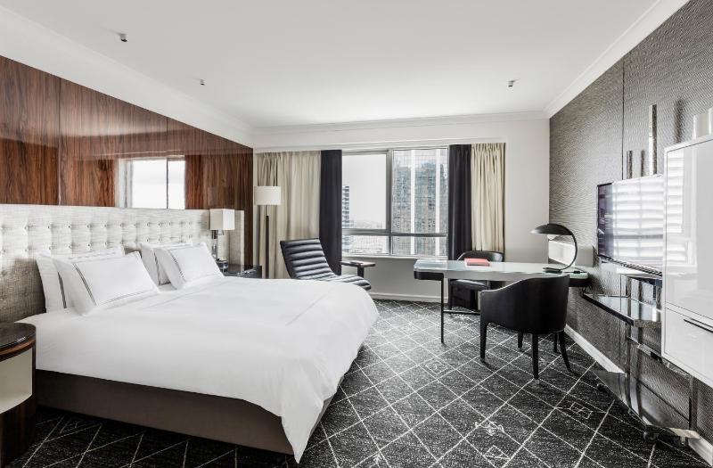 Premier King Room image 4