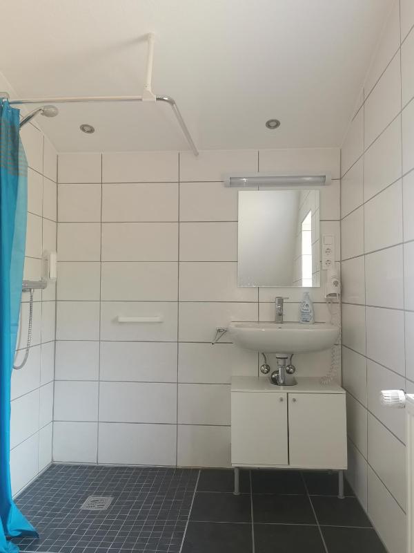 Small Twin Room image 2
