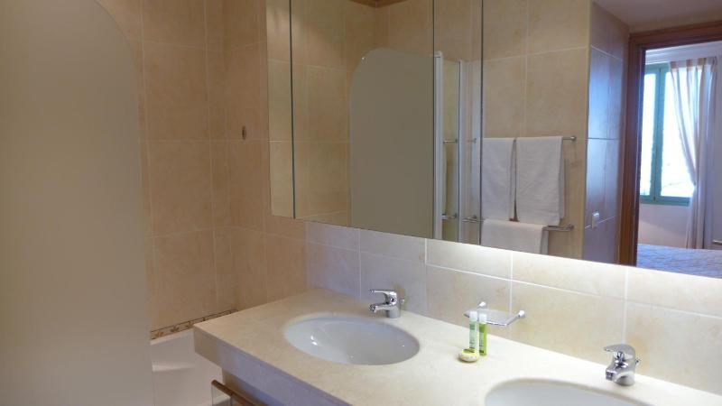 One Bedroom Apartment with Sea View image 3