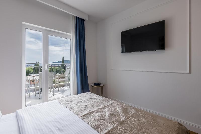 Junior Suite with Balcony image 4