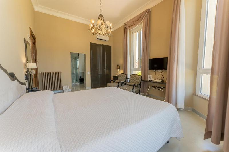 Superior Double Room with Partial Sea View image 4