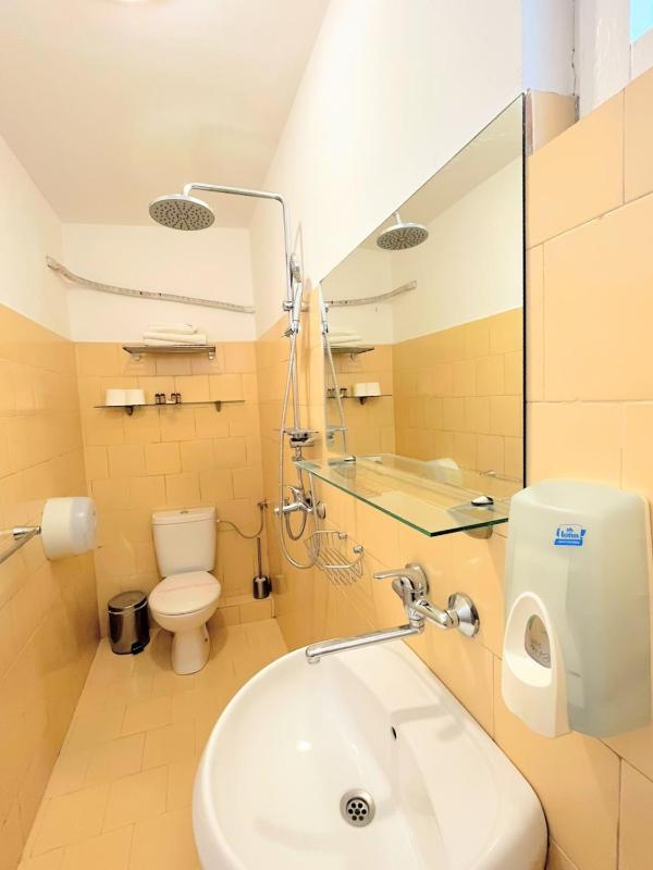 Budget Double Room with Patio image 3