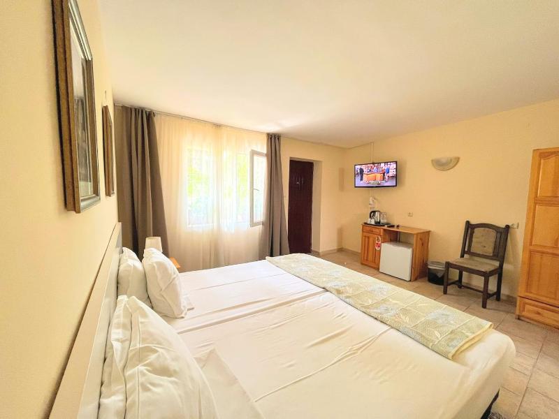 Budget Double Room with Patio image 2