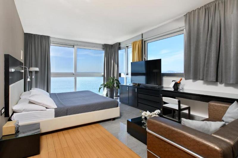 Deluxe Double Room with Sea View and Jacuzzi image 3
