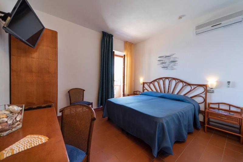 Standard Double or Twin Room with Partial Sea View image 3