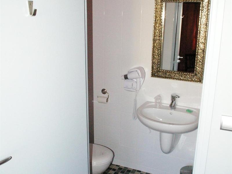 Quadruple Room with Shower image 4