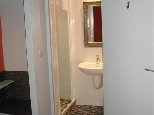 Small Double Room image 4