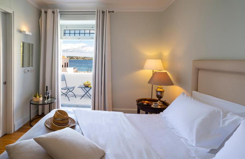 Deluxe Double Room with Partial Sea View image 3