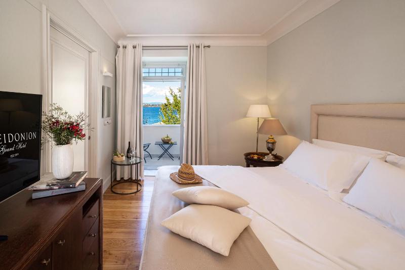 Deluxe Double Room with Partial Sea View image 4